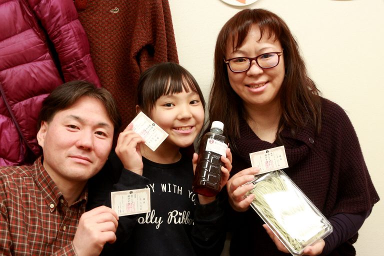 打ち粉で腕もお顔も真っ白のチビちゃん続出。 手打ちうどん作り体験教室 2017年2月 20170226-17.jpg – イリコスキー製麺所