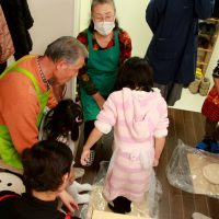 打ち粉で腕もお顔も真っ白のチビちゃん続出。 手打ちうどん作り体験教室 2017年2月 20170226-2.jpg – イリコスキー製麺所