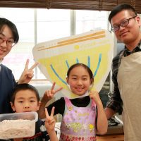 打ち粉で腕もお顔も真っ白のチビちゃん続出。 手打ちうどん作り体験教室 2017年2月 20170226-3.jpg – イリコスキー製麺所