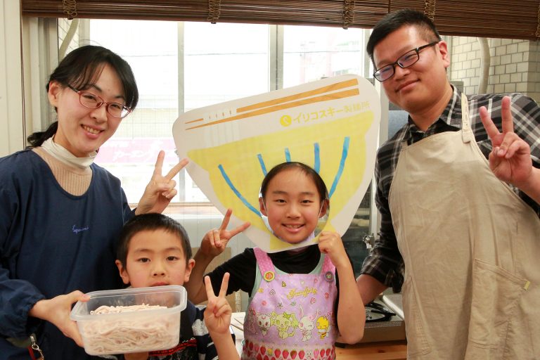 打ち粉で腕もお顔も真っ白のチビちゃん続出。 手打ちうどん作り体験教室 2017年2月 20170226-3.jpg – イリコスキー製麺所