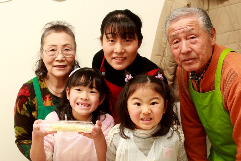 打ち粉で腕もお顔も真っ白のチビちゃん続出。 手打ちうどん作り体験教室 2017年2月 20170226-4.jpg – イリコスキー製麺所