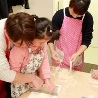 打ち粉で腕もお顔も真っ白のチビちゃん続出。 手打ちうどん作り体験教室 2017年2月 20170226-7.jpg – イリコスキー製麺所