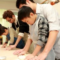 打ち粉で腕もお顔も真っ白のチビちゃん続出。 手打ちうどん作り体験教室 2017年2月 20170226-8.jpg – イリコスキー製麺所