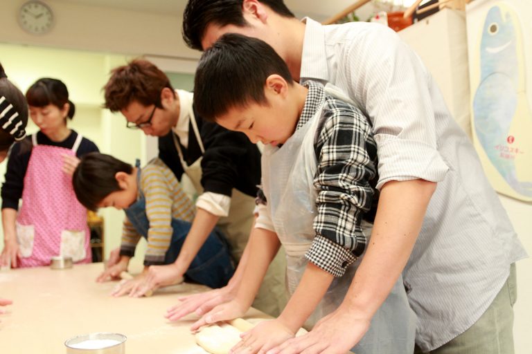 打ち粉で腕もお顔も真っ白のチビちゃん続出。 手打ちうどん作り体験教室 2017年2月 20170226-8.jpg – イリコスキー製麺所