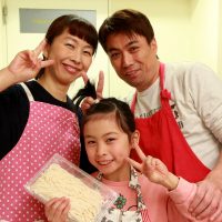 打ち粉で腕もお顔も真っ白のチビちゃん続出。 手打ちうどん作り体験教室 2017年2月 20170226-9.jpg – イリコスキー製麺所