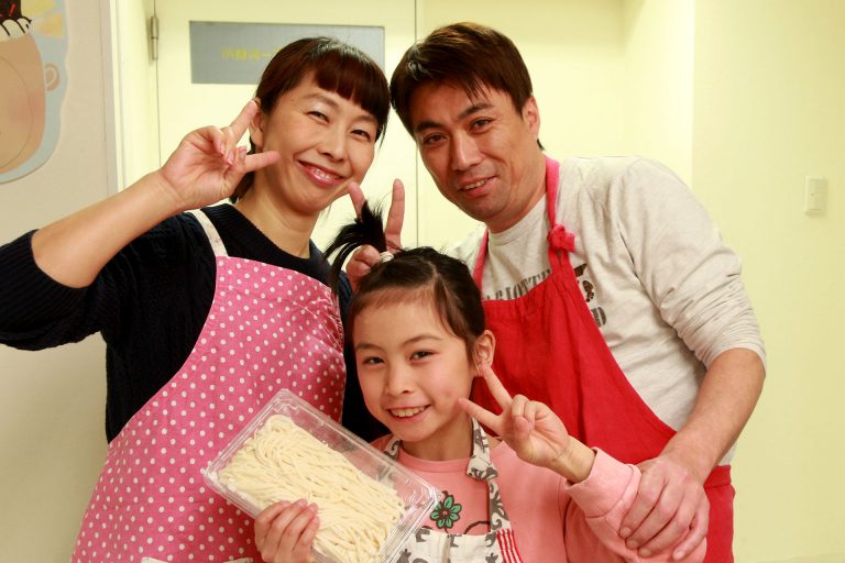 打ち粉で腕もお顔も真っ白のチビちゃん続出。 手打ちうどん作り体験教室 2017年2月 20170226-9.jpg – イリコスキー製麺所