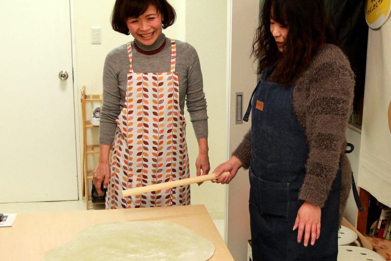 打ち粉で腕もお顔も真っ白のチビちゃん続出。 手打ちうどん作り体験教室 2017年2月 20170227-1.jpg – イリコスキー製麺所