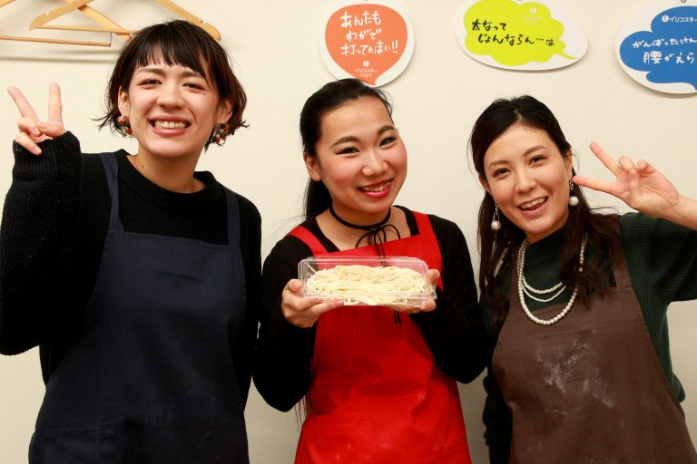 打ち粉で腕もお顔も真っ白のチビちゃん続出。 手打ちうどん作り体験教室 2017年2月 20170227-3.jpg – イリコスキー製麺所