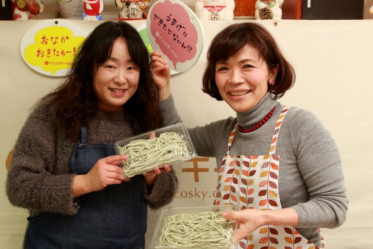 打ち粉で腕もお顔も真っ白のチビちゃん続出。 手打ちうどん作り体験教室 2017年2月 20170227-4.jpg – イリコスキー製麺所