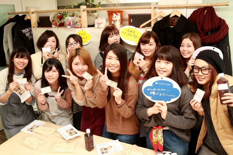 打ち粉で腕もお顔も真っ白のチビちゃん続出。 手打ちうどん作り体験教室 2017年2月 20170227-8.jpg – イリコスキー製麺所