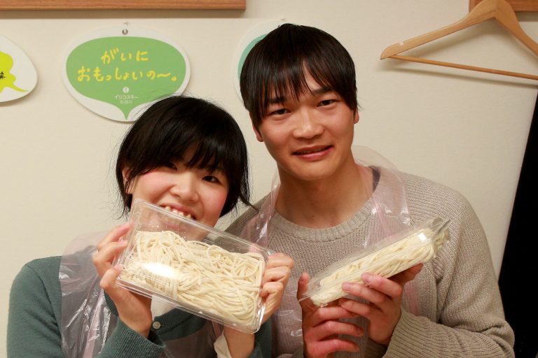 打ち粉で腕もお顔も真っ白のチビちゃん続出。 手打ちうどん作り体験教室 2017年2月 20170302-4.jpg – イリコスキー製麺所