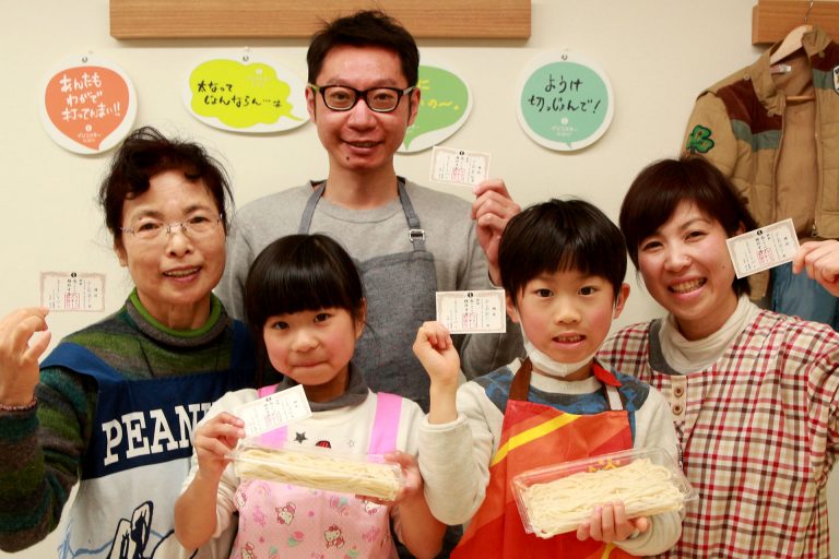 打ち粉で腕もお顔も真っ白のチビちゃん続出。 手打ちうどん作り体験教室 2017年2月 20170304-2.jpg – イリコスキー製麺所