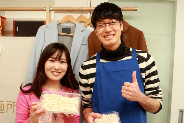 打ち粉で腕もお顔も真っ白のチビちゃん続出。 手打ちうどん作り体験教室 2017年2月 20170304-5.jpg – イリコスキー製麺所