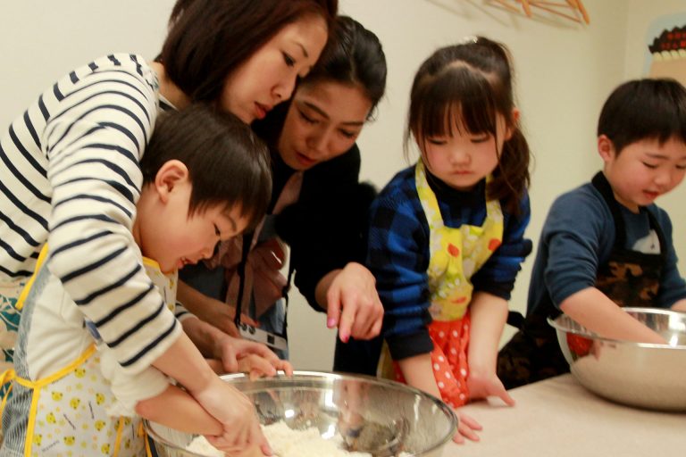 打ち粉で腕もお顔も真っ白のチビちゃん続出。 手打ちうどん作り体験教室 2017年2月 20170304-6.jpg – イリコスキー製麺所
