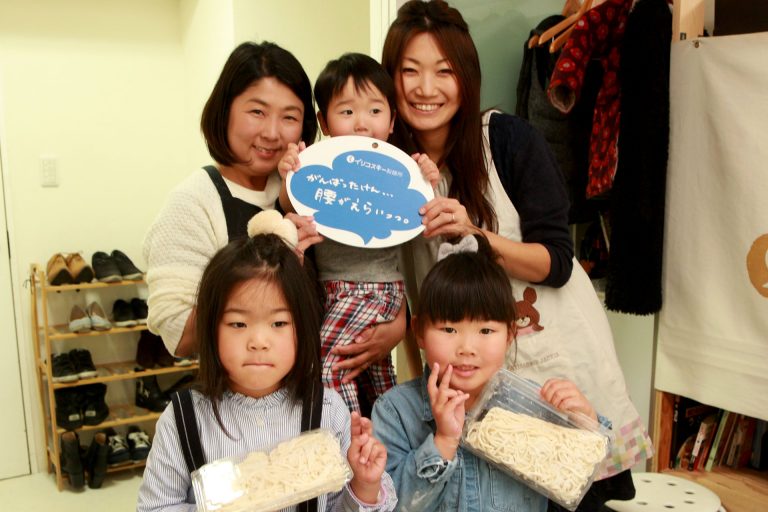 打ち粉で腕もお顔も真っ白のチビちゃん続出。 手打ちうどん作り体験教室 2017年2月 20170304-7.jpg – イリコスキー製麺所