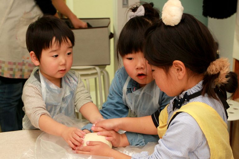 打ち粉で腕もお顔も真っ白のチビちゃん続出。 手打ちうどん作り体験教室 2017年2月 20170304-8.jpg – イリコスキー製麺所