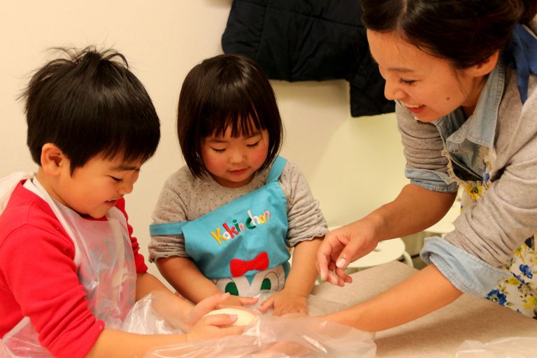打ち粉で腕もお顔も真っ白のチビちゃん続出。 手打ちうどん作り体験教室 2017年2月 20170305-1.jpg – イリコスキー製麺所