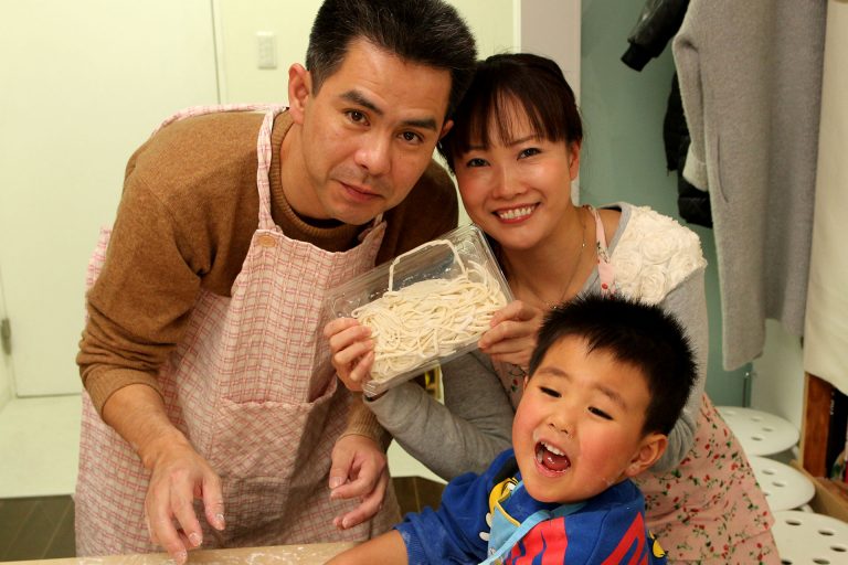 打ち粉で腕もお顔も真っ白のチビちゃん続出。 手打ちうどん作り体験教室 2017年2月 20170305-4.jpg – イリコスキー製麺所