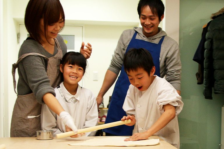 打ち粉で腕もお顔も真っ白のチビちゃん続出。 手打ちうどん作り体験教室 2017年2月 20170305-6.jpg – イリコスキー製麺所
