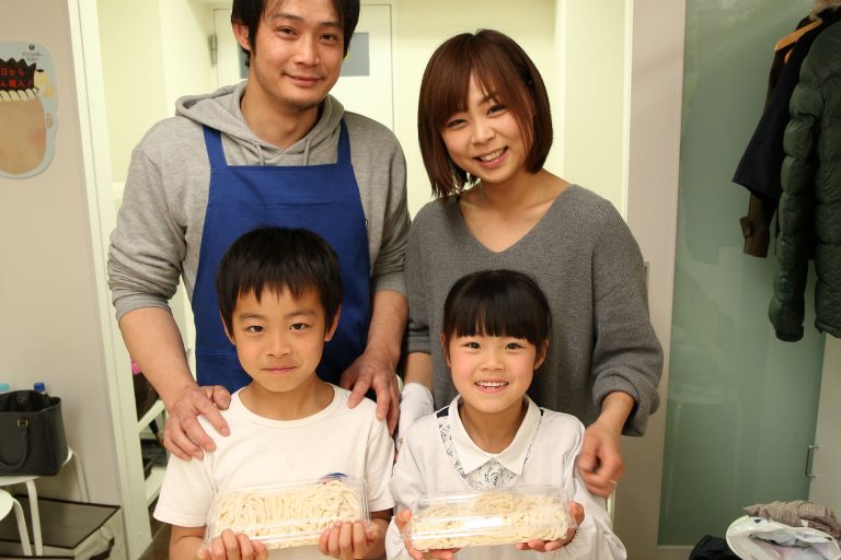 打ち粉で腕もお顔も真っ白のチビちゃん続出。 手打ちうどん作り体験教室 2017年2月 20170305-7.jpg – イリコスキー製麺所