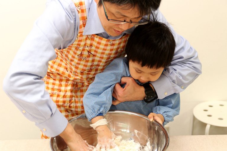 打ち粉で腕もお顔も真っ白のチビちゃん続出。 手打ちうどん作り体験教室 2017年2月 20170306-1.jpg – イリコスキー製麺所
