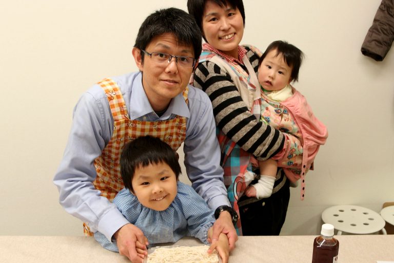打ち粉で腕もお顔も真っ白のチビちゃん続出。 手打ちうどん作り体験教室 2017年2月 20170306-2.jpg – イリコスキー製麺所