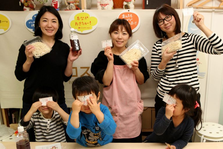 打ち粉で腕もお顔も真っ白のチビちゃん続出。 手打ちうどん作り体験教室 2017年2月 20170307-2.jpg – イリコスキー製麺所