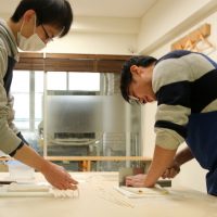 みんなねっころがってますけど… 手打ちうどん作り体験教室 2017年3月 20170307-3.jpg – イリコスキー製麺所