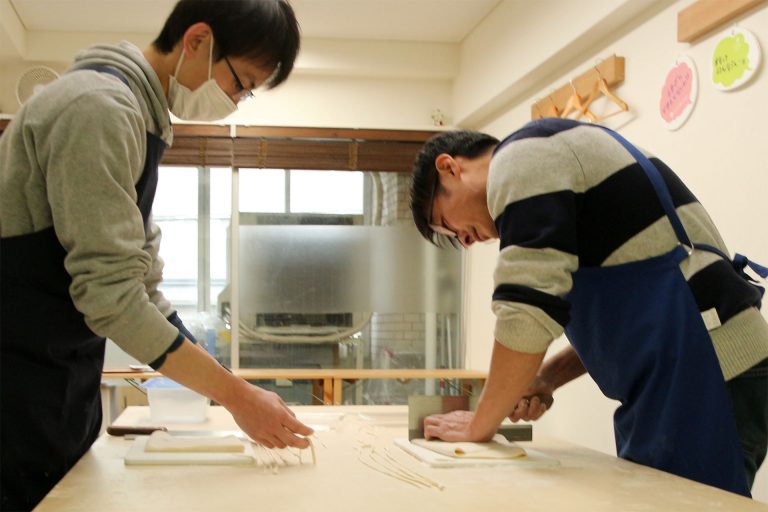 打ち粉で腕もお顔も真っ白のチビちゃん続出。 手打ちうどん作り体験教室 2017年2月 20170307-3.jpg – イリコスキー製麺所