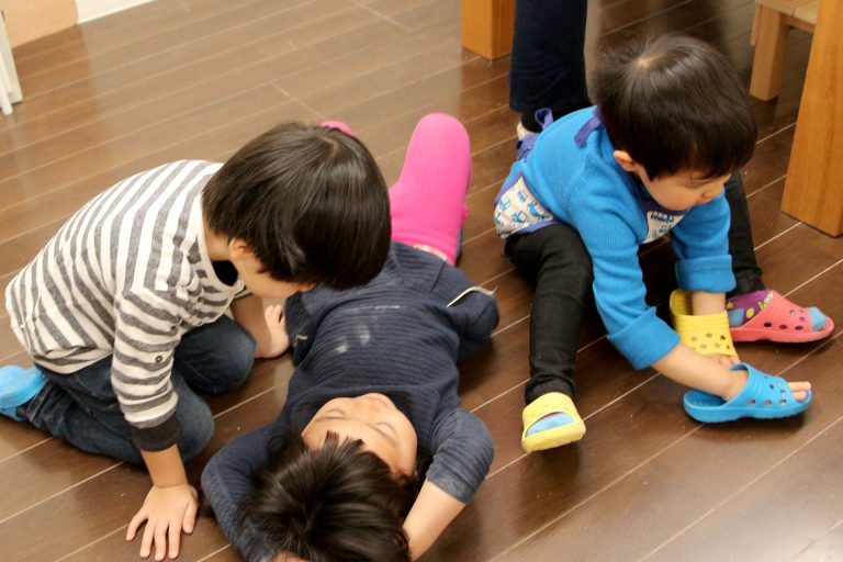 打ち粉で腕もお顔も真っ白のチビちゃん続出。 手打ちうどん作り体験教室 2017年2月 20170307-4.jpg – イリコスキー製麺所