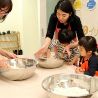 みんなねっころがってますけど… 手打ちうどん作り体験教室 2017年3月 20170307-5.jpg – イリコスキー製麺所