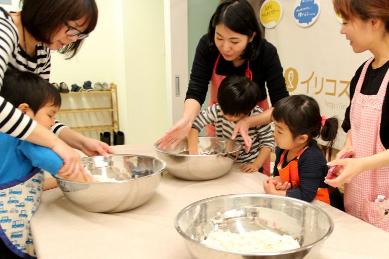 打ち粉で腕もお顔も真っ白のチビちゃん続出。 手打ちうどん作り体験教室 2017年2月 20170307-5.jpg – イリコスキー製麺所