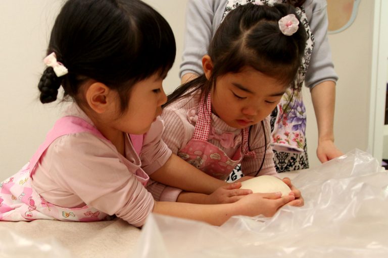 打ち粉で腕もお顔も真っ白のチビちゃん続出。 手打ちうどん作り体験教室 2017年2月 20170310-1.jpg – イリコスキー製麺所