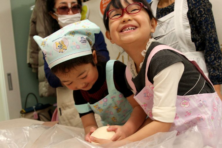 打ち粉で腕もお顔も真っ白のチビちゃん続出。 手打ちうどん作り体験教室 2017年2月 20170310-2.jpg – イリコスキー製麺所
