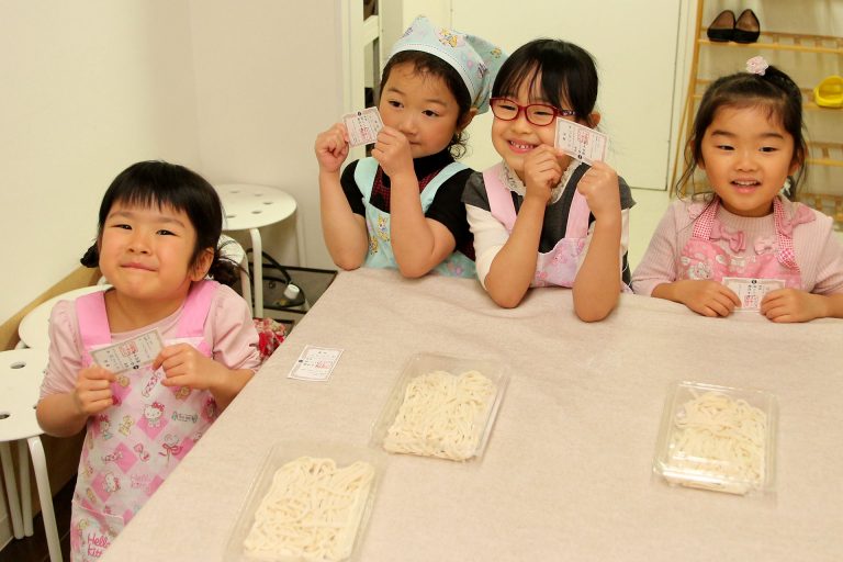 打ち粉で腕もお顔も真っ白のチビちゃん続出。 手打ちうどん作り体験教室 2017年2月 20170310-3.jpg – イリコスキー製麺所