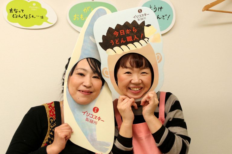 打ち粉で腕もお顔も真っ白のチビちゃん続出。 手打ちうどん作り体験教室 2017年2月 20170310-5.jpg – イリコスキー製麺所