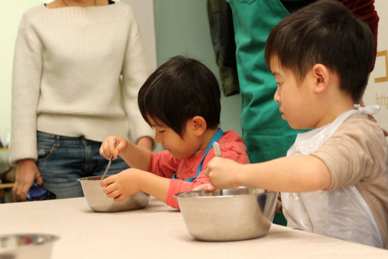 打ち粉で腕もお顔も真っ白のチビちゃん続出。 手打ちうどん作り体験教室 2017年2月 20170311-1.jpg – イリコスキー製麺所