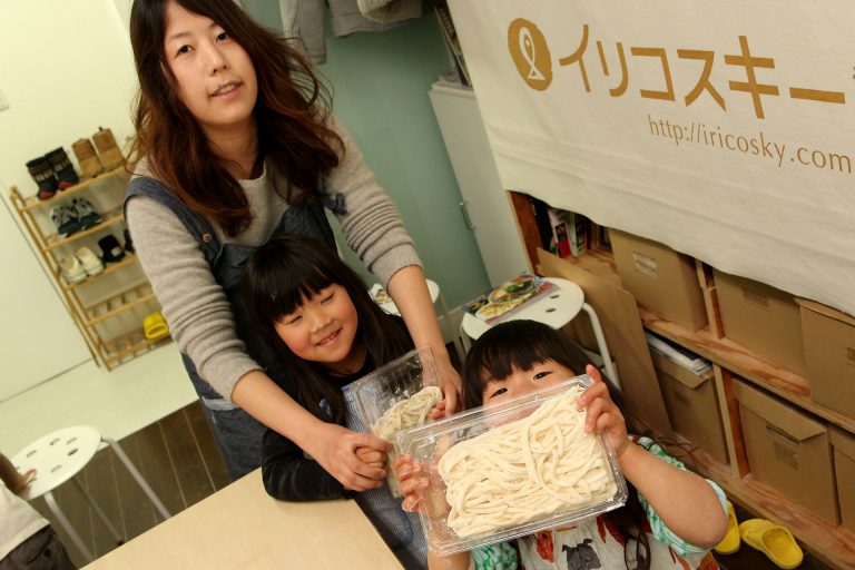 打ち粉で腕もお顔も真っ白のチビちゃん続出。 手打ちうどん作り体験教室 2017年2月 20170311-10.jpg – イリコスキー製麺所
