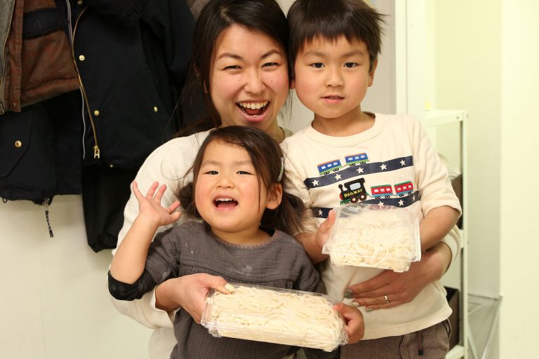 打ち粉で腕もお顔も真っ白のチビちゃん続出。 手打ちうどん作り体験教室 2017年2月 20170311-11.jpg – イリコスキー製麺所