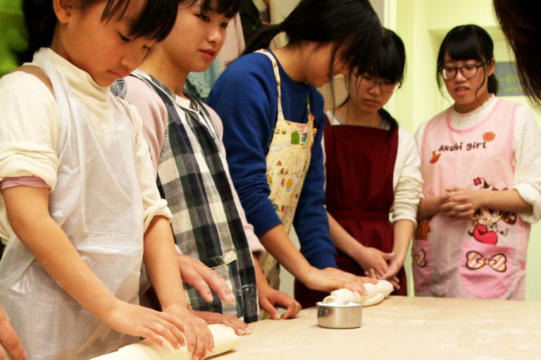打ち粉で腕もお顔も真っ白のチビちゃん続出。 手打ちうどん作り体験教室 2017年2月 20170311-3.jpg – イリコスキー製麺所