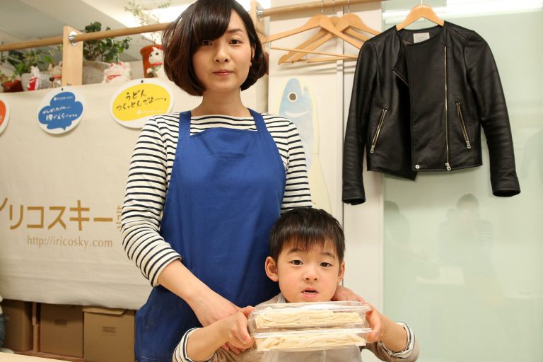 打ち粉で腕もお顔も真っ白のチビちゃん続出。 手打ちうどん作り体験教室 2017年2月 20170311-4.jpg – イリコスキー製麺所