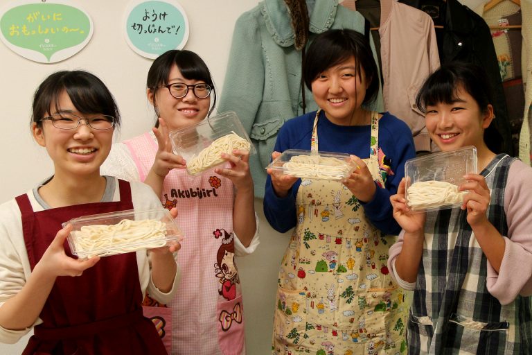 打ち粉で腕もお顔も真っ白のチビちゃん続出。 手打ちうどん作り体験教室 2017年2月 20170311-5.jpg – イリコスキー製麺所