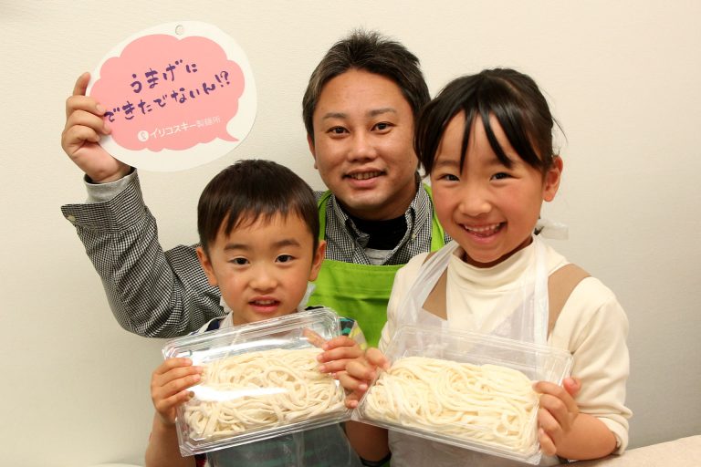 打ち粉で腕もお顔も真っ白のチビちゃん続出。 手打ちうどん作り体験教室 2017年2月 20170311-6.jpg – イリコスキー製麺所