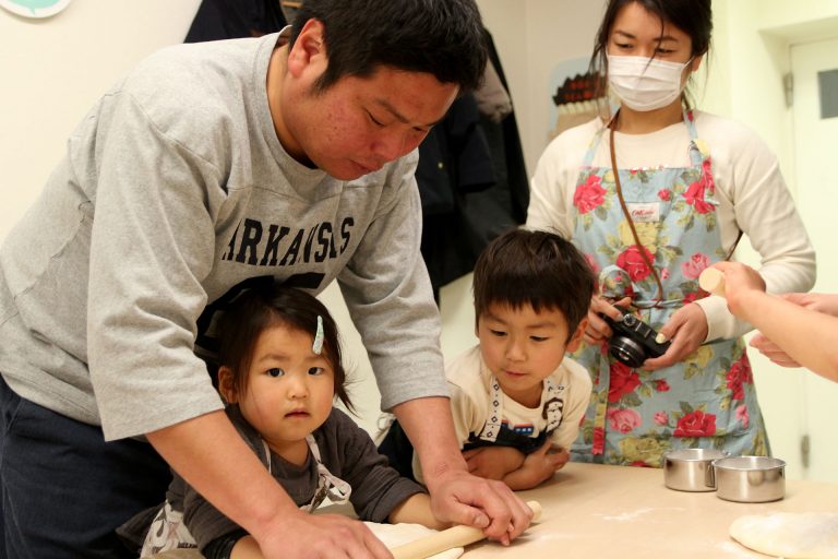 打ち粉で腕もお顔も真っ白のチビちゃん続出。 手打ちうどん作り体験教室 2017年2月 20170311-7.jpg – イリコスキー製麺所