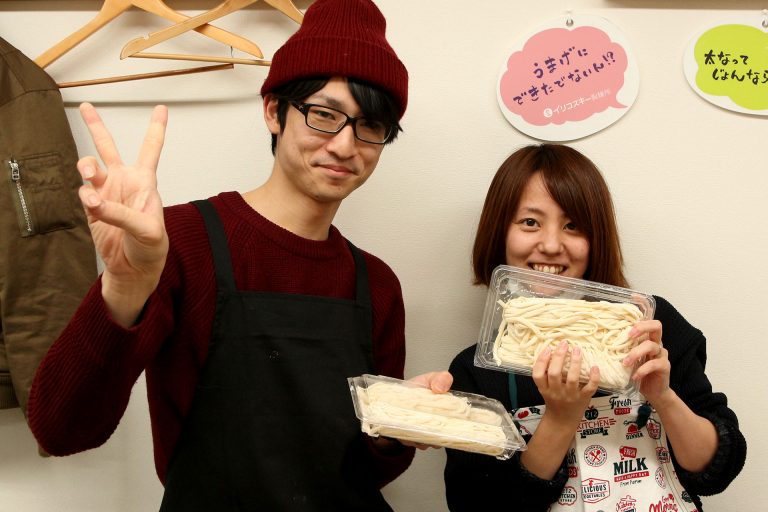 打ち粉で腕もお顔も真っ白のチビちゃん続出。 手打ちうどん作り体験教室 2017年2月 20170311-9.jpg – イリコスキー製麺所