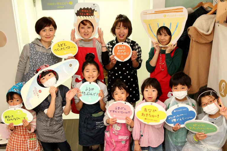打ち粉で腕もお顔も真っ白のチビちゃん続出。 手打ちうどん作り体験教室 2017年2月 20170312-1.jpg – イリコスキー製麺所