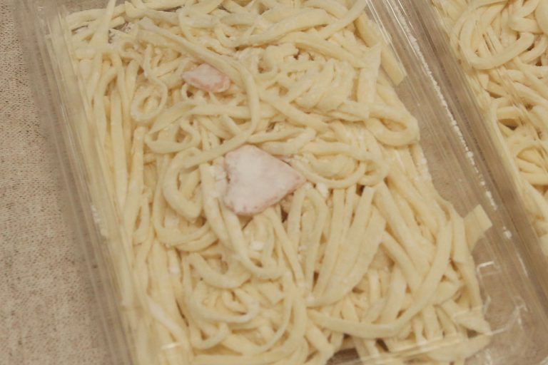 打ち粉で腕もお顔も真っ白のチビちゃん続出。 手打ちうどん作り体験教室 2017年2月 20170312-10.jpg – イリコスキー製麺所