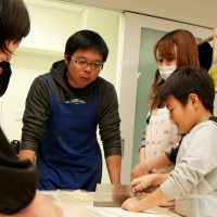 2度目はお友だちご家族をお連れいただいて 手打ちうどん作り体験教室 2017年3月 20170312-12.jpg – イリコスキー製麺所