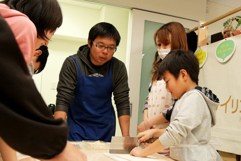 打ち粉で腕もお顔も真っ白のチビちゃん続出。 手打ちうどん作り体験教室 2017年2月 20170312-12.jpg – イリコスキー製麺所
