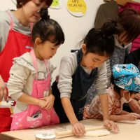 2度目はお友だちご家族をお連れいただいて 手打ちうどん作り体験教室 2017年3月 20170312-2.jpg – イリコスキー製麺所